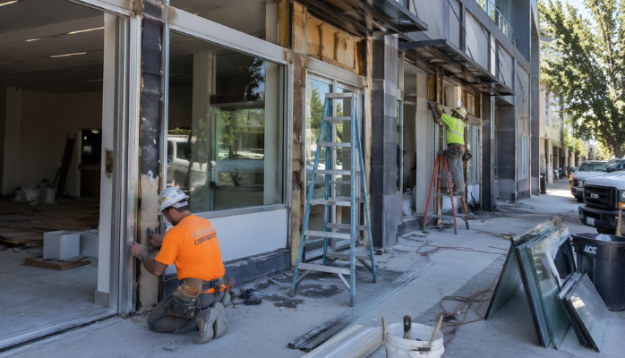 Travaux et mise aux normes : qui paie entre le bailleur et l’exploitant ?